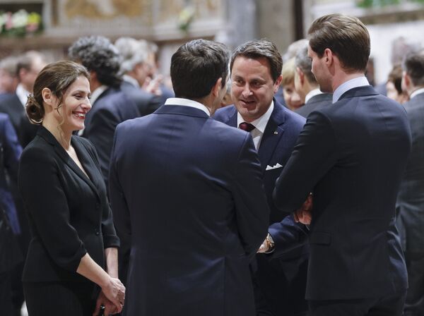 O premier de Luxemburgo, Xavier Bettel, e seu marido, Gauthier Destenay, falam com o líder grego, Alexis Tsipras, e sua esposa, Peristera Bazianaan - Sputnik Brasil