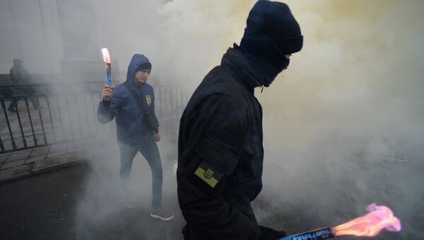 Radicais ucranianos durante protestos em Kiev, 22 de fevereiro, 2017 - Sputnik Brasil
