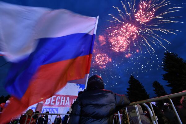 Os fogos de artifício lançados perto da Universidade Estatal de Moscou Lomonosov no âmbito de um concerto em homenagem ao festival estudantil Vesna (Primavera) - Sputnik Brasil