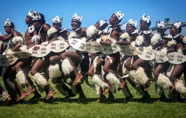 Os dançarinos zulus vestidos de trajes nacionais tomam parte do 7º Concurso Anual Ingoma Dance em Durban, na África do Sul - Sputnik Brasil