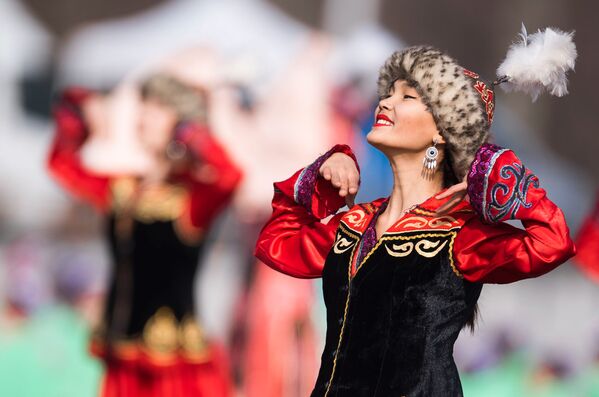 Moça vestida de traje tradicional participa dos festejos de Noruz, tradicionais na Ásia Central para celebrar o Ano Novo do calendário persa - Sputnik Brasil
