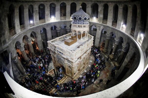 A Edícula do túmulo de Jesus em Jerusalém é mostrado ao público pela primeira vez após um processo de restauração que levou 9 meses - Sputnik Brasil