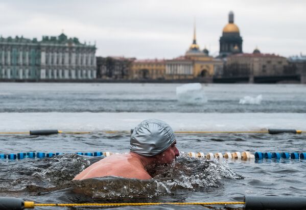 Participante de um nado internacional nas águas abertas na cidade ruas de São Petersburgo - Sputnik Brasil