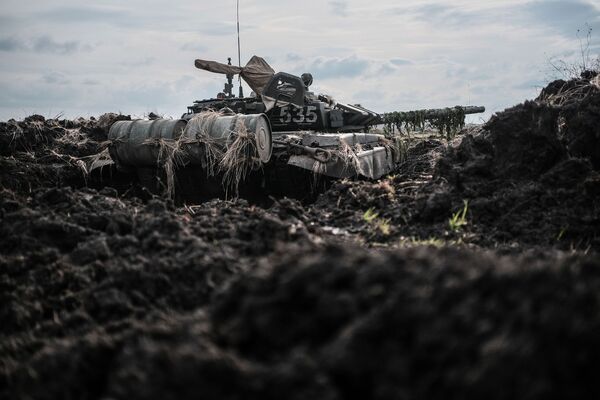 Tanque no polígono Molkino durante os exercícios táticos das Forças Armadas russas no âmbito de uma inspeção inesperada no sul do país - Sputnik Brasil
