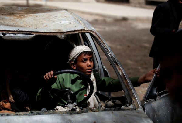Moço brinca com um automóvel abandonado em um dos orfanatos em Sanna, no Iêmen - Sputnik Brasil