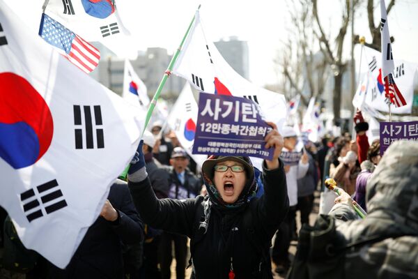 Os simpatizantes da líder destituída sul-coreana, Park Geun-hye, atendem  a um comício em frente do escritório do procurador em Seul - Sputnik Brasil