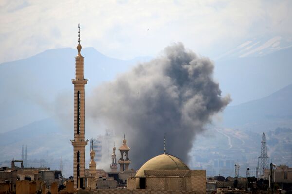 Fumaça após um alegado ataque aéreo nos bairros controlados por rebeldes no Leste de Damasco, na Síria - Sputnik Brasil