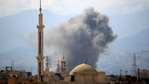 Fumaça após um alegado ataque aéreo nos bairros controlados por rebeldes no Leste de Damasco, na Síria (foto de arquivo) - Sputnik Brasil