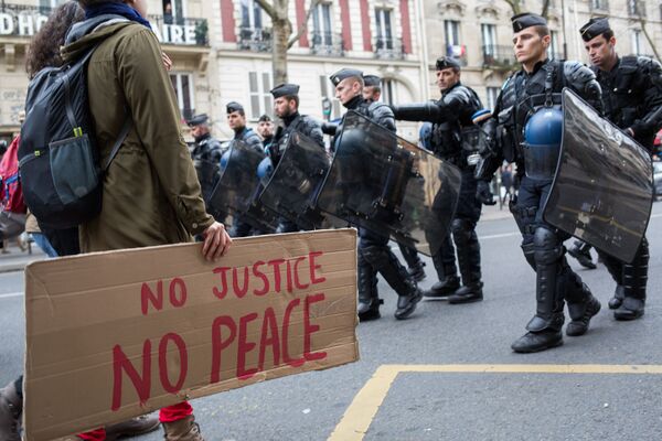 Marcha civil contra racismo e violência por parte da polícia que se deu na capital francesa, Paris - Sputnik Brasil