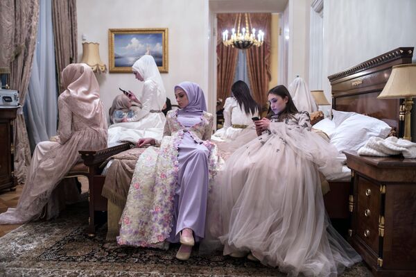 Modelos se preparam para apresentação da coleção outono-inverno de 2017-2018 da Casa de Moda da figurinista russa Aishat Kadyrova em um dos palácios históricos de Moscou - Sputnik Brasil