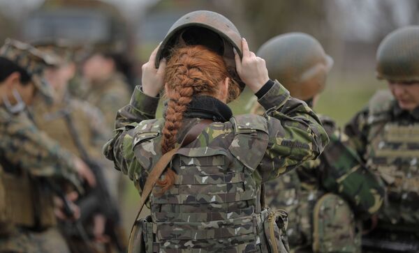 Militar romena ajusta capacete durante os exercícios conjuntos com as militares da Marinha americana, na costa romena do mar Negro - Sputnik Brasil