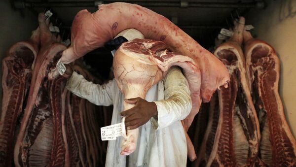 Um trabalhador carrega carne e uma das talhas de São Paulo - Sputnik Brasil