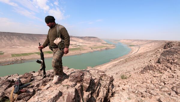 Um combatente das Forças Democráticas da Síria (FDS) perto do rio Eufrates, ao norte de Raqqa, em 8 de março de 2017 - Sputnik Brasil