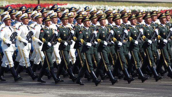 Tropas chinesas marcham durante o desfile militar em Islamabad por ocasião do Dia do Paquistão, 23 de março de 2017. - Sputnik Brasil