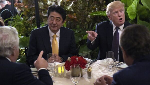 President Donald Trump, second from right, sits down to dinner with Japanese Prime Minister Shinzo Abe, second from left, at Mar-a-Lago in Palm Beach, Fla., Friday, Feb. 10, 2017. Robert Kraft, owner of the New England Patriots, is at left. Trump is hosting Abe and his wife for the weekend. - Sputnik Brasil