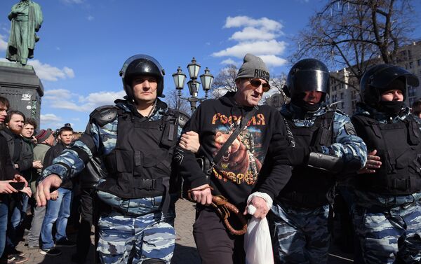 Participantes de protestos não autorizados que decorreram em Moscou no dia 26 de março de 2017 - Sputnik Brasil