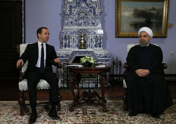 Primeiro-ministro russo, Dmitry Medvedev, se reúne com o presidente do Irã, Hassan Rouhani, à direita, em sua visita oficial à Rússia - Sputnik Brasil