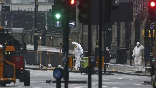 Peritos trabalham no local do ataque que aterrorizou a capital da Inglaterra na última quarta-feira, 22 de março de 2017 - Sputnik Brasil