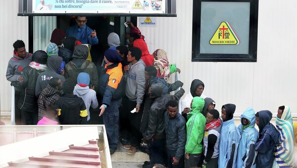 Imigrantes esperam assistência em frente à enfermaria do centro de imigração no sul da Itália, ilha de Lampedusa. - Sputnik Brasil