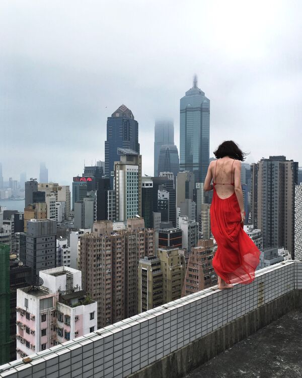 Rita Ahundova posa em frente da câmera no telhado de um edifício em Hong Kong. A maioria das fotografias do projeto são tiradas pela própria Rita usando seu iPhone com ajuda de timer ou controle remoto - Sputnik Brasil