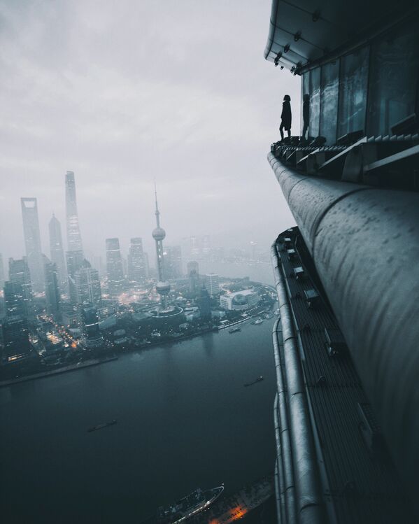 Estou duplamente viva, diz a descrição da imagem tirada no 70º andar de um edifício em Shanghai - Sputnik Brasil