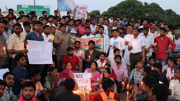 Habitantes da Grande Noida, no estado indiano de Uttar Pradesh, protestam contra a morte do menino Manish Khari - Sputnik Brasil