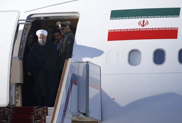 O presidente iraniano, Rouhani desembarca do avião no momento da chegada Vnukovo Sua Aeroporto Internacional em Moscou - Sputnik Brasil
