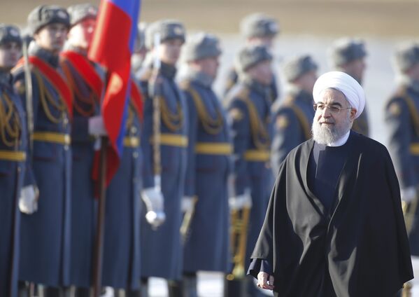 O presidente iraniano, Rouhani inspeciona cerimônia de boas vindas da Guarda de Honra durante sua chegada no Aeroporto Internacional de Moscou - Sputnik Brasil