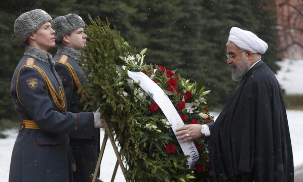 O presidente iraniano, Rouhani partipa de cerimônia de respeito ao Túmulo de Soldado Desconhecido, um monumento erguido nas muralhas do Kremlin para honrar os soldados russos mortos em guerra - Sputnik Brasil