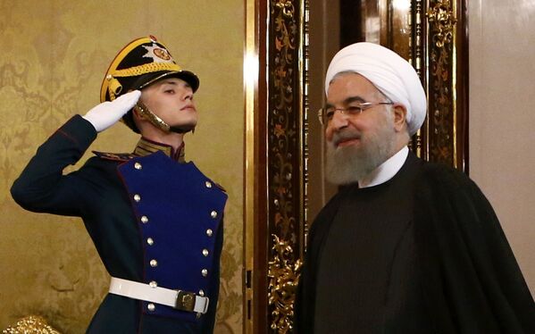O presidente iraniano, Hassan Rouhani, adentra o hall do Kremlin e é recepcionado antes do encontro com o homólogo russo, Vladimir Putin - Sputnik Brasil