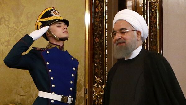O presidente iraniano, Rouhani Entra adentra o hall do Kremlin e é recepcionado antes do encontro com o homólogo russo, Vladimir Putin - Sputnik Brasil