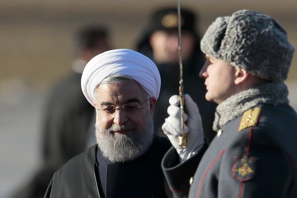 O presidente iraniano Hassan Rouhani, recepcionado pela guarda de honra logo após a sua chegada ao aeroporto Vnukovo II em Moscou, Rússia. - Sputnik Brasil