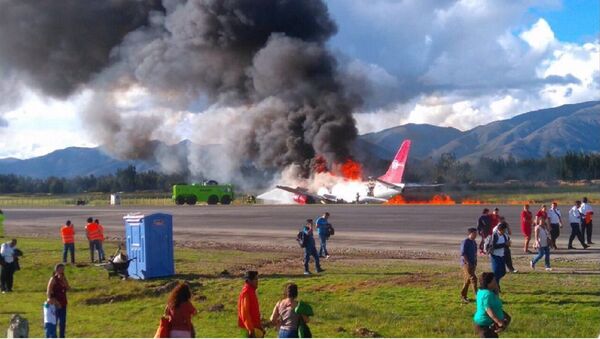 Avião da Peruvian Airlines pega fogo na pista de pouso de aeroporto em Jauja, Peru - 28 de março de 2017 - Sputnik Brasil