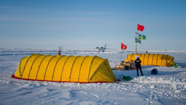 Acampamento Barneo no Ártico - Sputnik Brasil