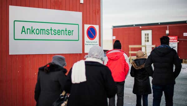 Refugiados entram no centro de chegada para refugiados perto da cidade de Kirkenes, norte da Noruega - Sputnik Brasil