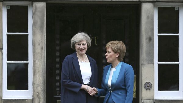Nicola Sturgeon, primeira-ministra da Escócia, e a premiê britânica Theresa May - Sputnik Brasil