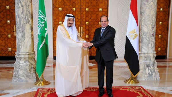 O presidente egípcio Abdel Fattah al-Sisi e o rei Salman da Arábia Saudita apertam as mãos durante a cerimônia de recepção no palácio presidencial egípcio, no Cairo, no Egito  (foto de arquivo) - Sputnik Brasil