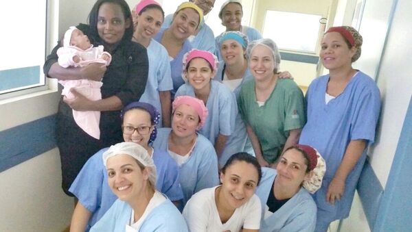 Alice no colo da mãe Silvandra recebeu o carinho da equipe médica da Sta Casa na despedida do hospital - Sputnik Brasil