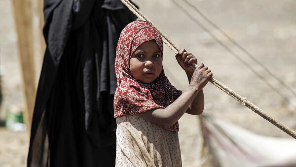 Criança iemenita espera por ajuda em Saná - Sputnik Brasil