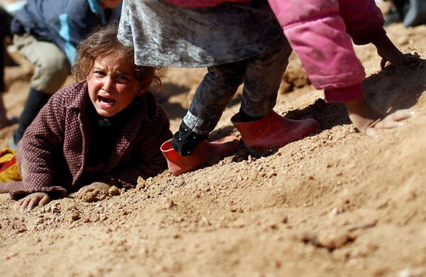 Criança iraquiana chora nos arredores do campo Hamam al-Alil - Sputnik Brasil