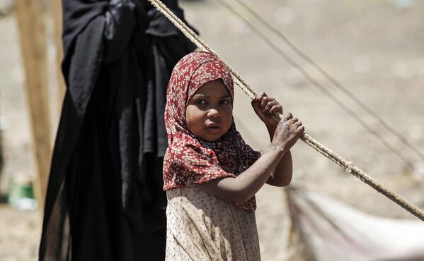 Criança iemenita esperando por ajuda em Saná - Sputnik Brasil