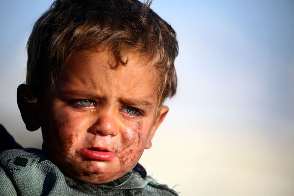 Rapaz sírio chora no campo de refugiados na povoação de Ain Issa - Sputnik Brasil
