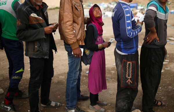 Refugiados iraquianos na fila para receber produtos em Mossul - Sputnik Brasil