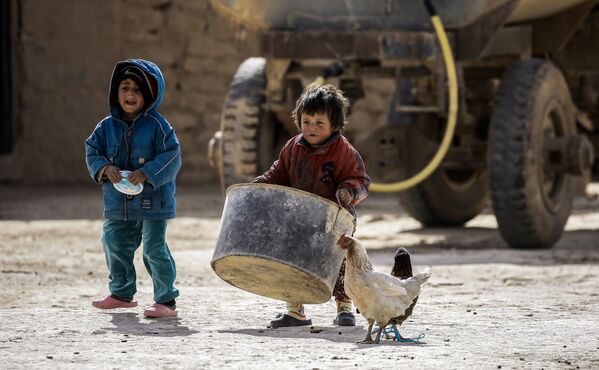 Crianças sírias na parte oriental de Raqqa - Sputnik Brasil