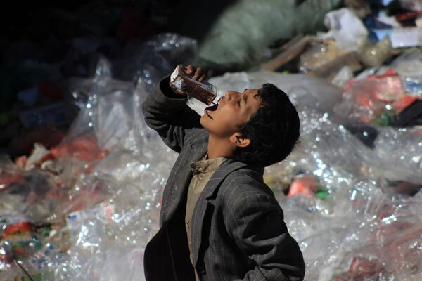Rapaz iemenita perto de monturo em Saná - Sputnik Brasil