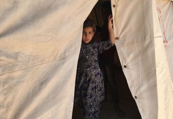 Criança iraquiana em campo de refugiados em Fallujah - Sputnik Brasil