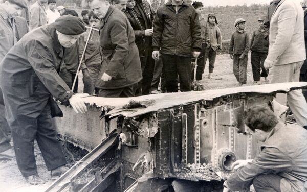 Inspectores soviéticos examinam a carcaça de um bombardeiro B-52 abatido em dezembro de 1972 - Sputnik Brasil