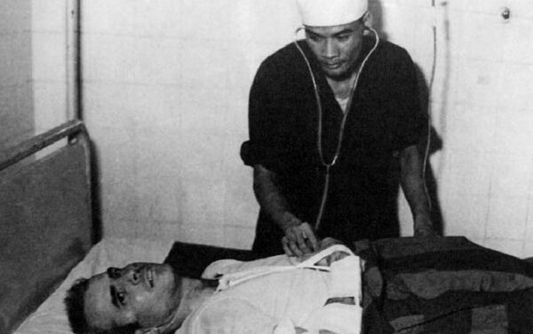 John McCain examinado por um médico do Vietnã no centro de detenção em Hanói - Sputnik Brasil