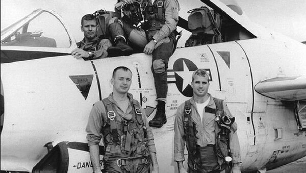 John McCain (à direita) antes de missão de bombardeamento em Hanói - Sputnik Brasil