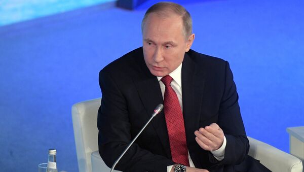 O presidente da Rússia Vladimir Putin no Fórum Internacional sobre o Ártico - Sputnik Brasil